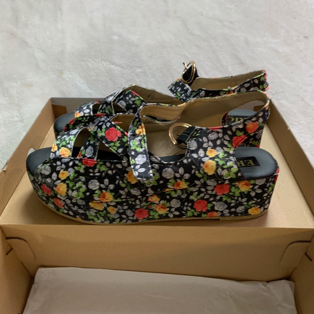 Women sandals ( Italy), size 8,5